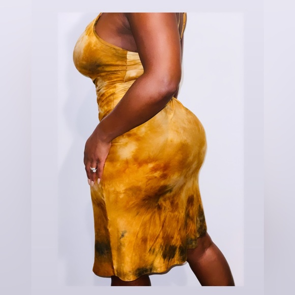 This golden BEBE dress is sexy & cozy with a flattering silhouette/Bag included - Picture 3 of 3